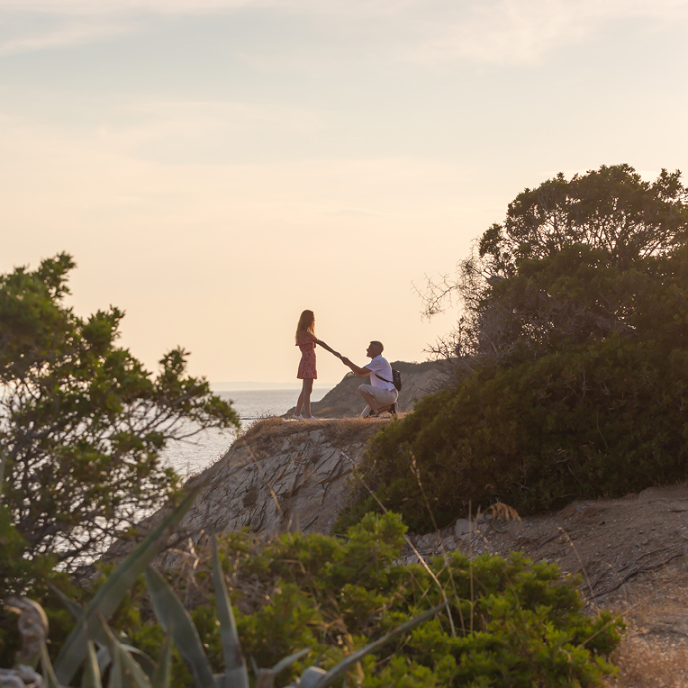 Heiratsantrag inmitten der Natur, umgeben von einer malerischen Landschaft und einer romantischen Atmosphäre.