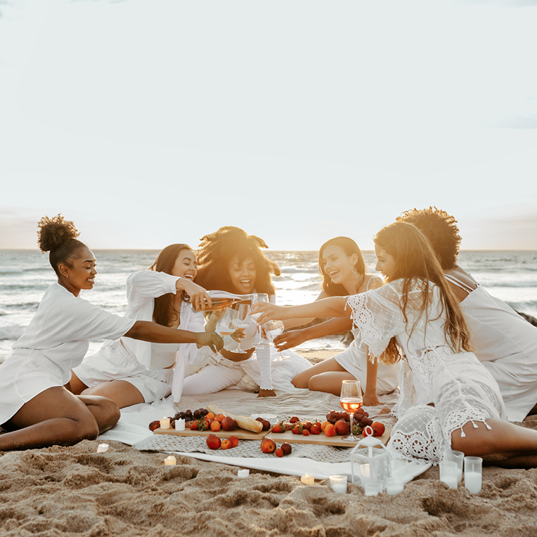 Junggesellenabschied am Strand, mit Freunden, entspannenden Momenten, Lachen und Spass am Wasser. 