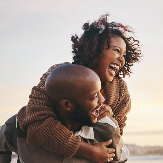 Paar im Sonnenuntergang