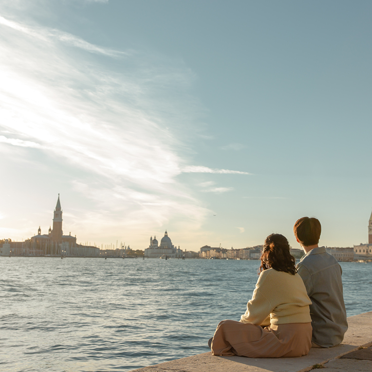 Paar, das ein paar ruhige Tage am Wasser verbringt und die Ruhe sowie die Schönheit der Landschaft geniesst. 