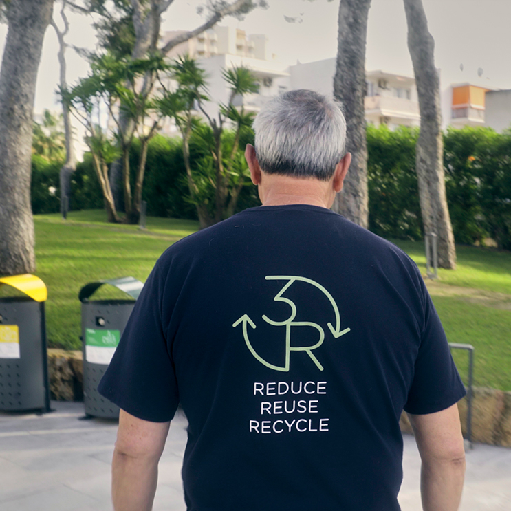 Auf dem T-Shirt des Mannes ist auf dem Rücken die 3R Abteilung abgebildet.