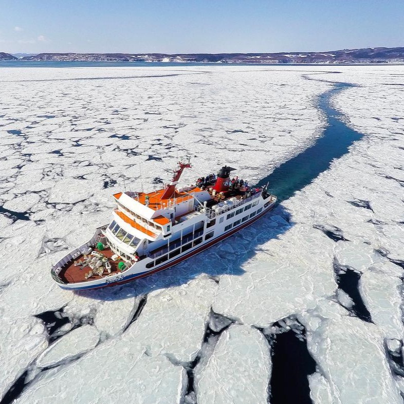Eisbrecher-Schiff auf dem zugefrorenen Ochotskischen Meer bei Abashiri